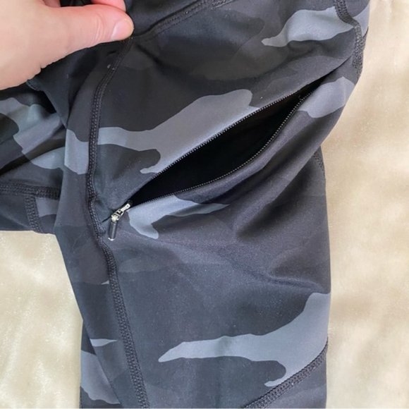 Athleta Contender 7/8 Tight in black and gray camo print with zip side pockets S - Picture 9 of 16